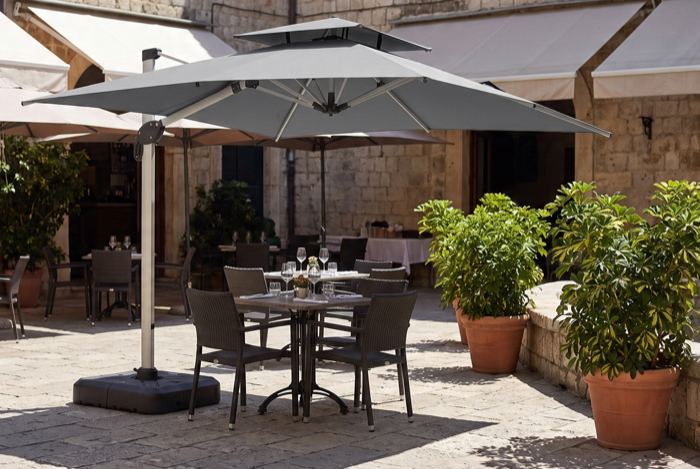 Sonnenschirme über Tischen auf Restaurantterrasse
