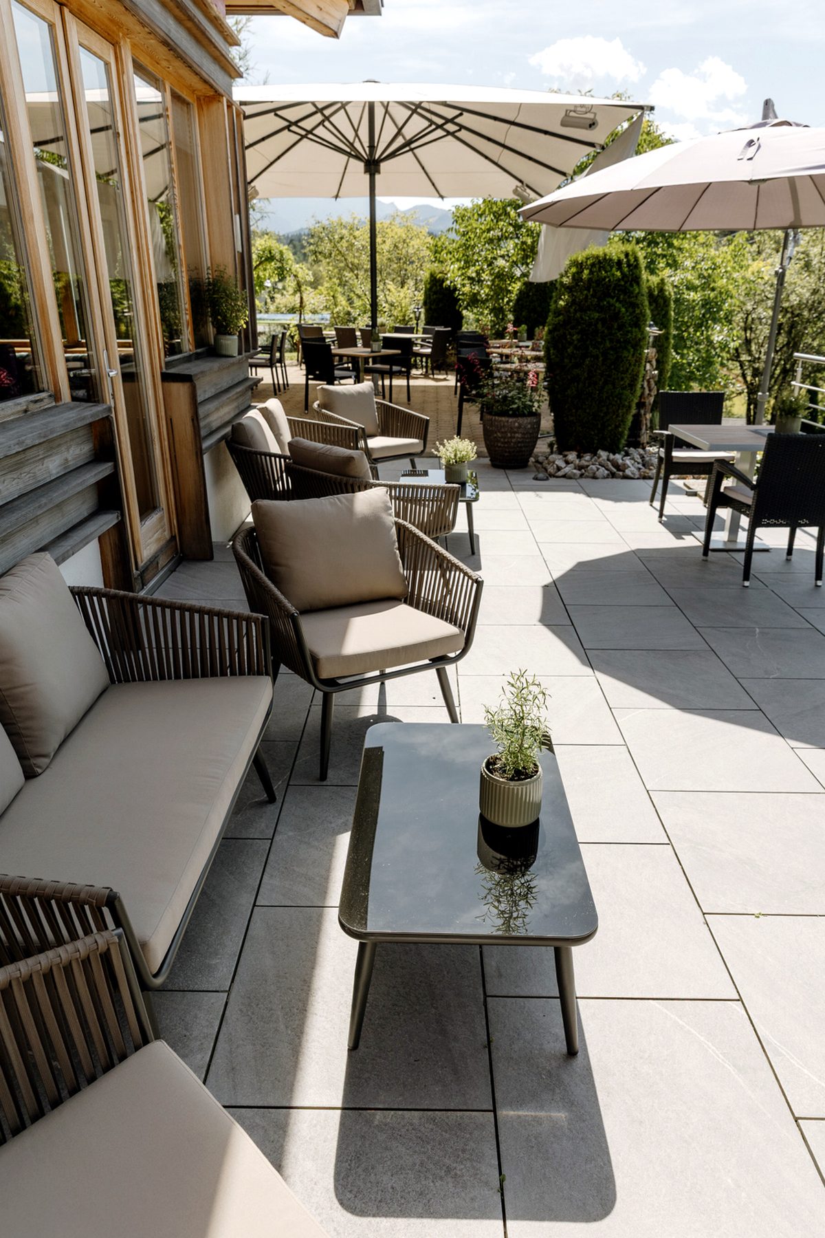 Hochformat einer Loungebank mit Tisch auf der Sonnenterrasse im Landhotel zum Bad