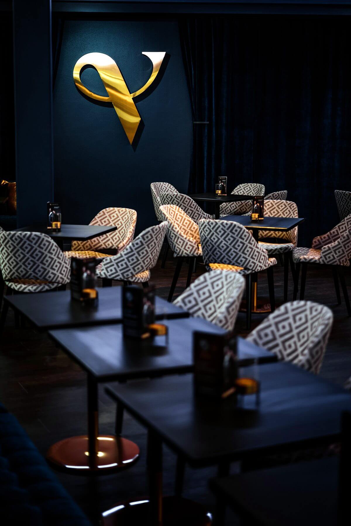 Bar- und Lounge-Sitzbereich im Zaubertheater VERSCHMITTST in Weilheim mit gemusterten Cizron-Stühlen