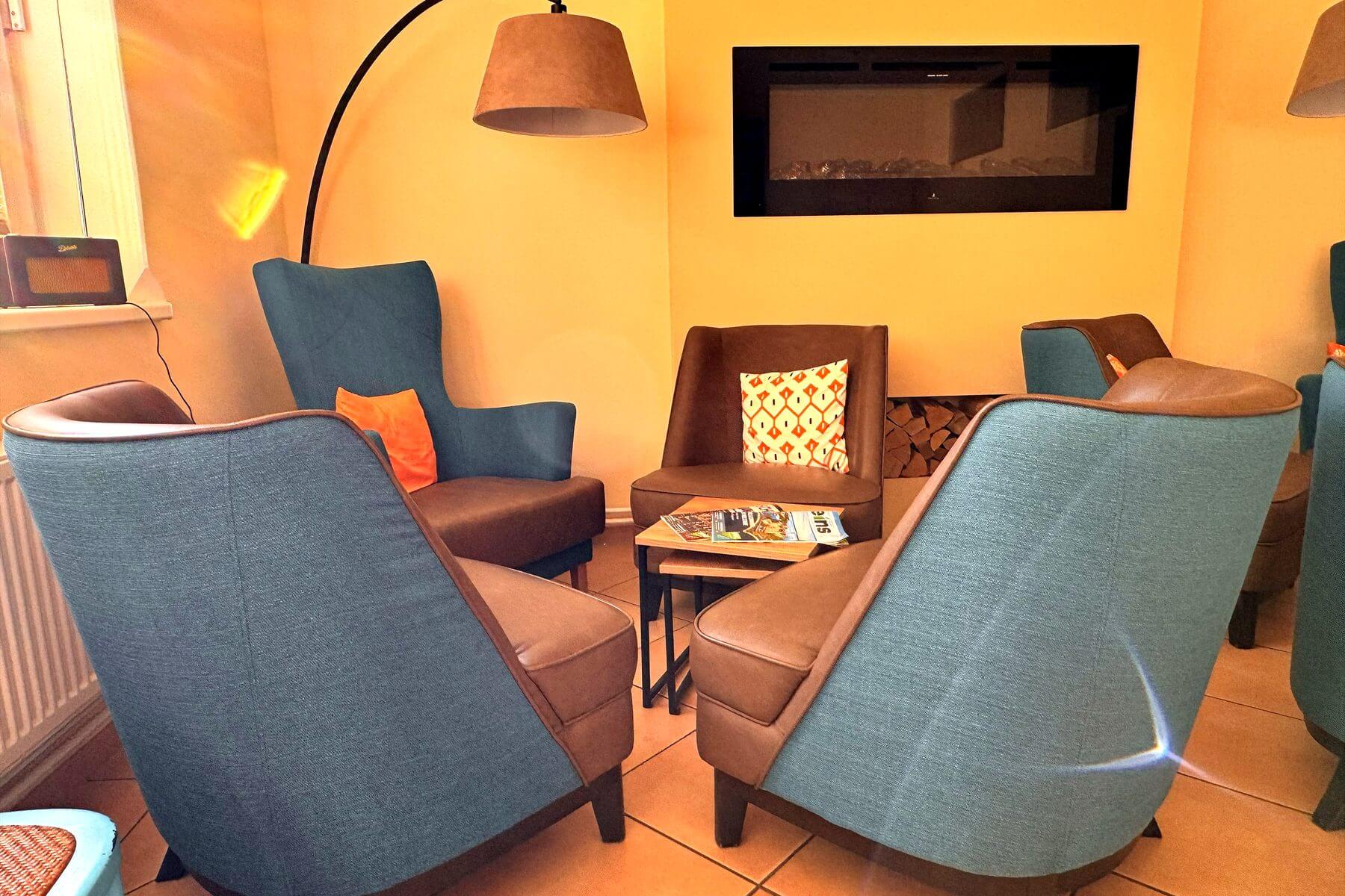 Detailansicht eines Loungesessels im Wartezimmer der Gemeinschaftspraxis Lemke in Lützow