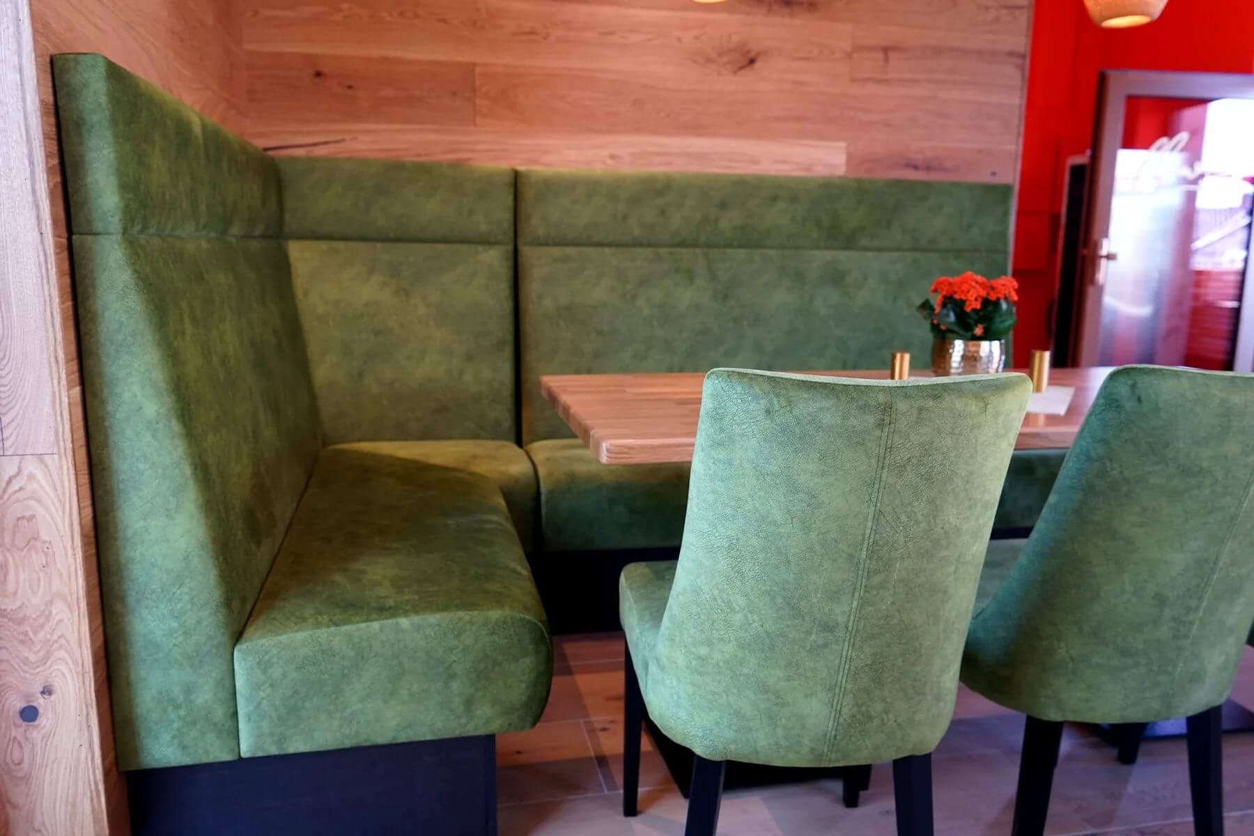 Sitznische im Dorfladen Café Marktgraitz mit grüner Polsterbank Q 101 S und Polsterstühlen