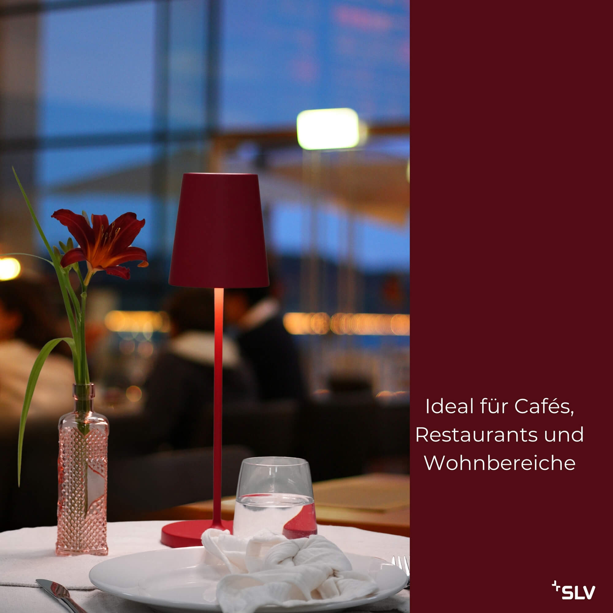 outdoorlampe Vinolina in Rot auf gedecktem Restauranttisch neben Glas und Vase, ideal für Cafés, Restaurants und Wohnbereiche