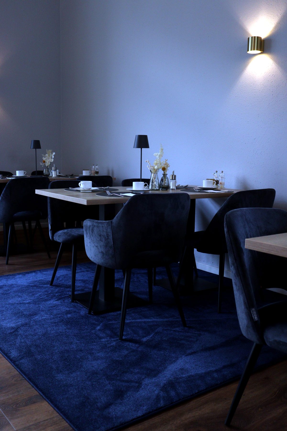 Sitzgruppe im Hotel Stadt Hameln mit rundem Tisch und blauem Teppich