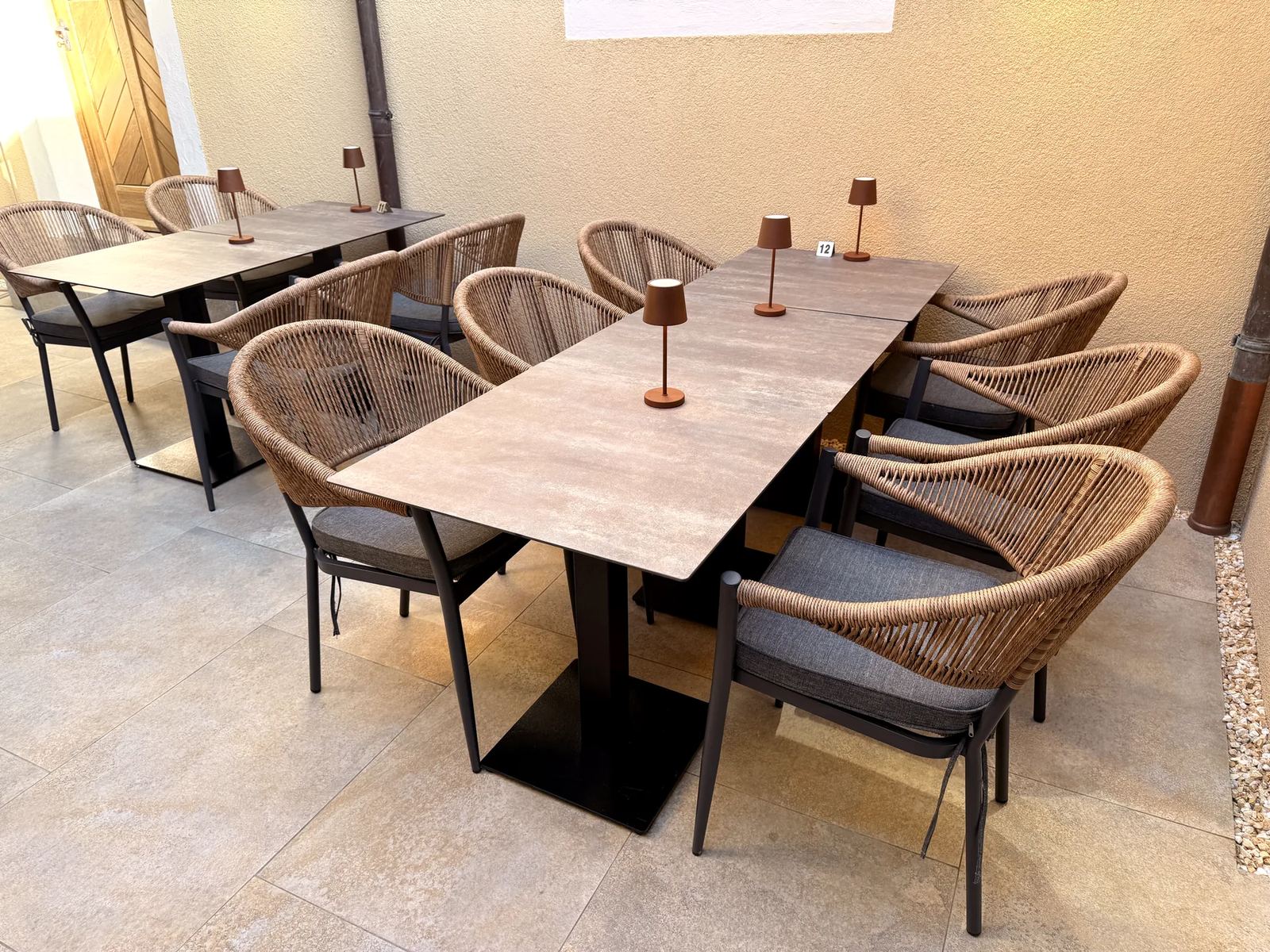 Terrasse im Weinwerk Nordheim mit Tischgruppen und Gastronomiemöbeln von Objekt-M