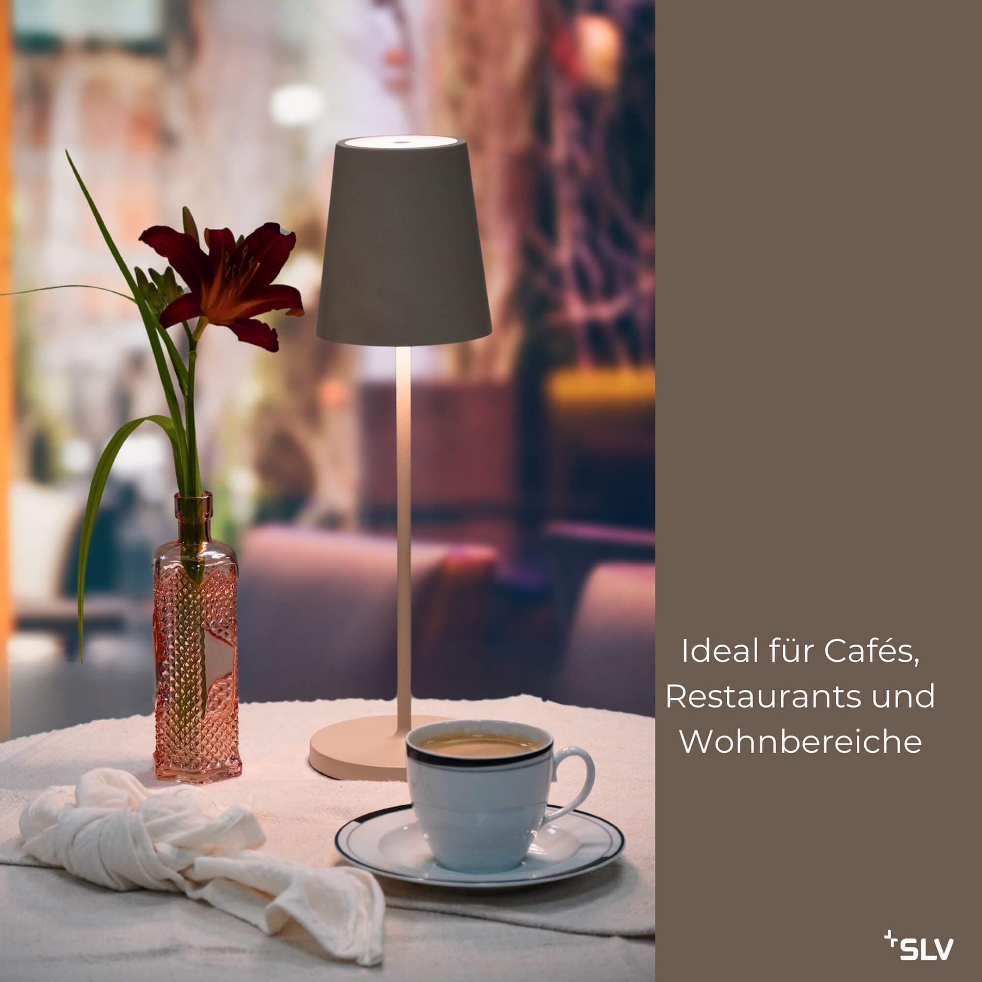 outdoorlampe Vinolina in Beige auf gedecktem Tisch mit Kaffeetasse und Blumenvase, ideal für Cafés, Restaurants und Wohnbereiche