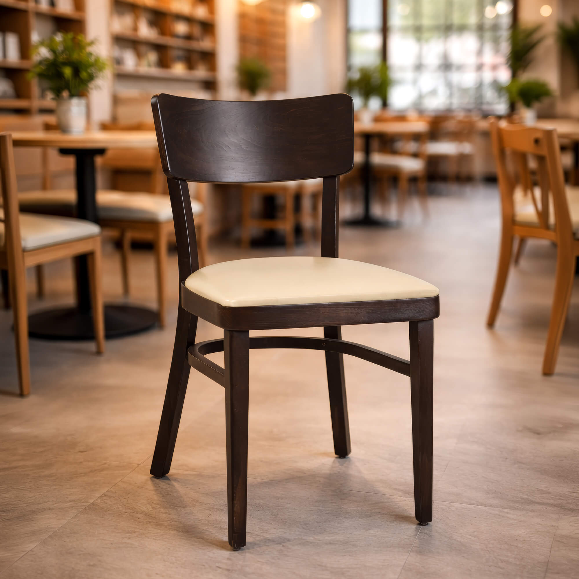 Holzstuhl Lugona P AW in American Walnut mit cremefarbener Sitzfläche im modernen Gastronomie-Ambiente