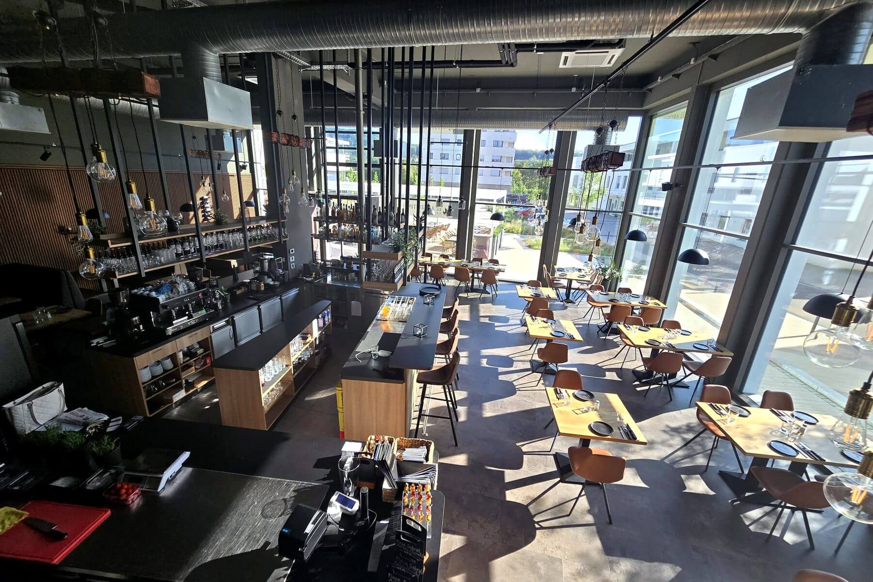 Restaurantbereich des El Argentino Lauchringen mit Glasfront, Bar und gedeckten Tischen