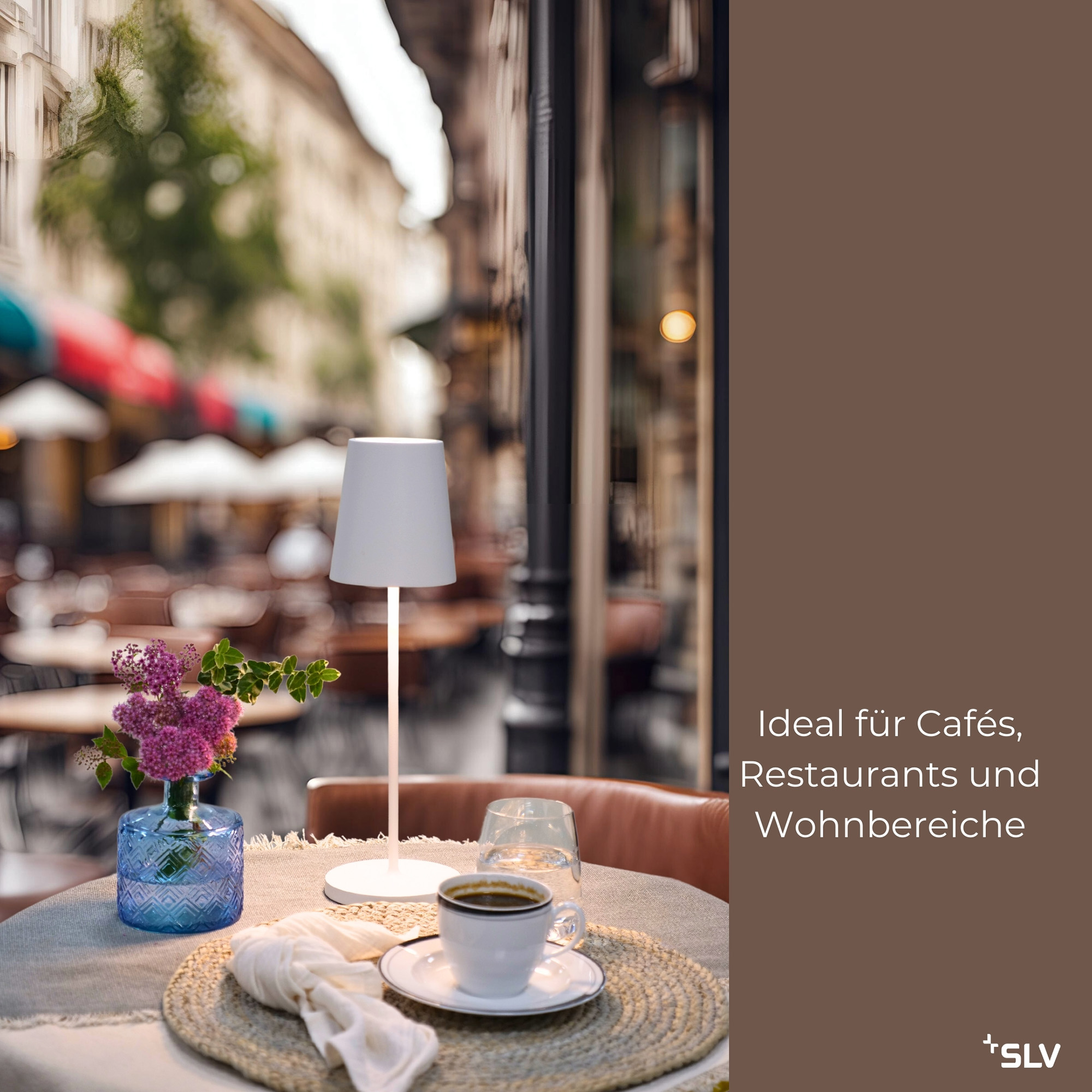 Outdoorlampe Vinolina Weiß auf einem Café-Tisch im Außenbereich