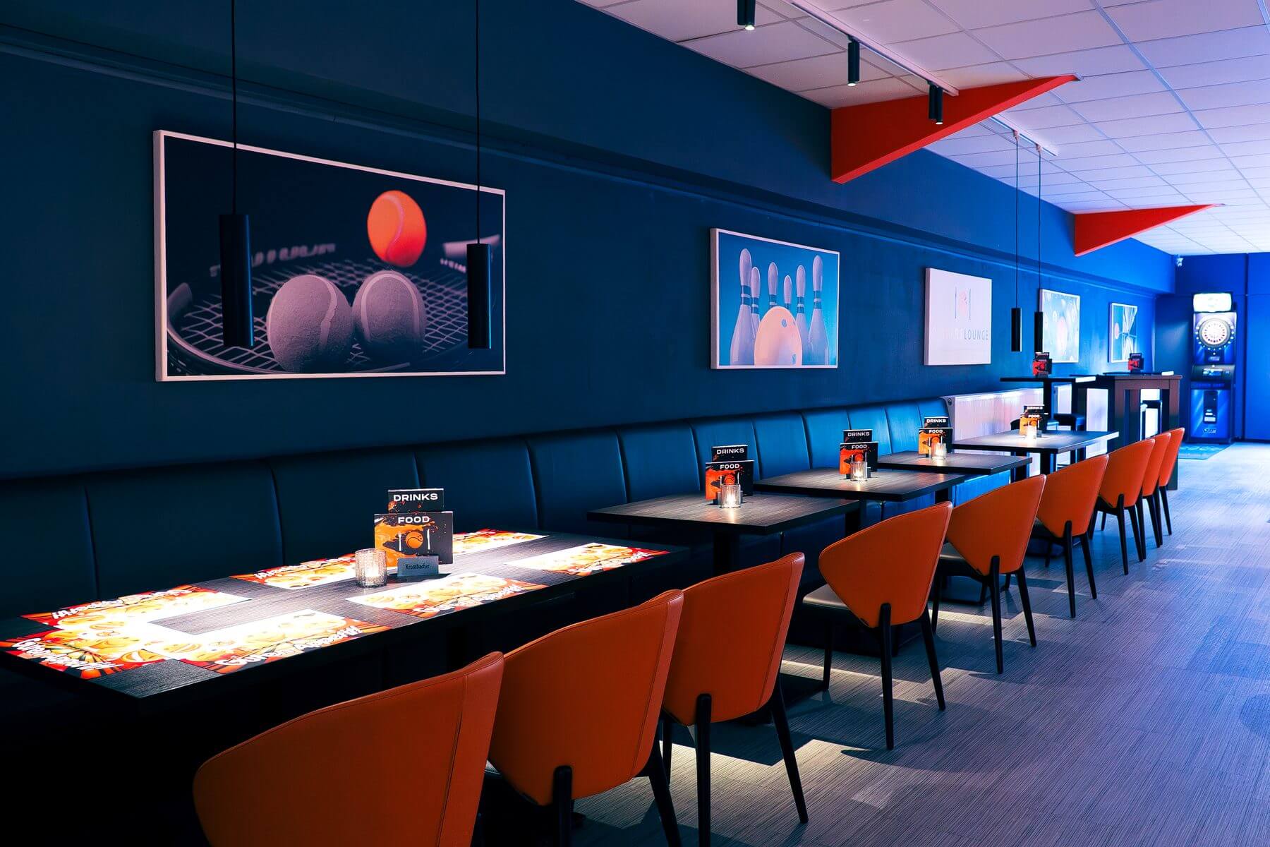 Lange Sitzreihe in der Sportsbar der Players Lounge Finnentrop mit Tischen und gepolsterten Stühlen