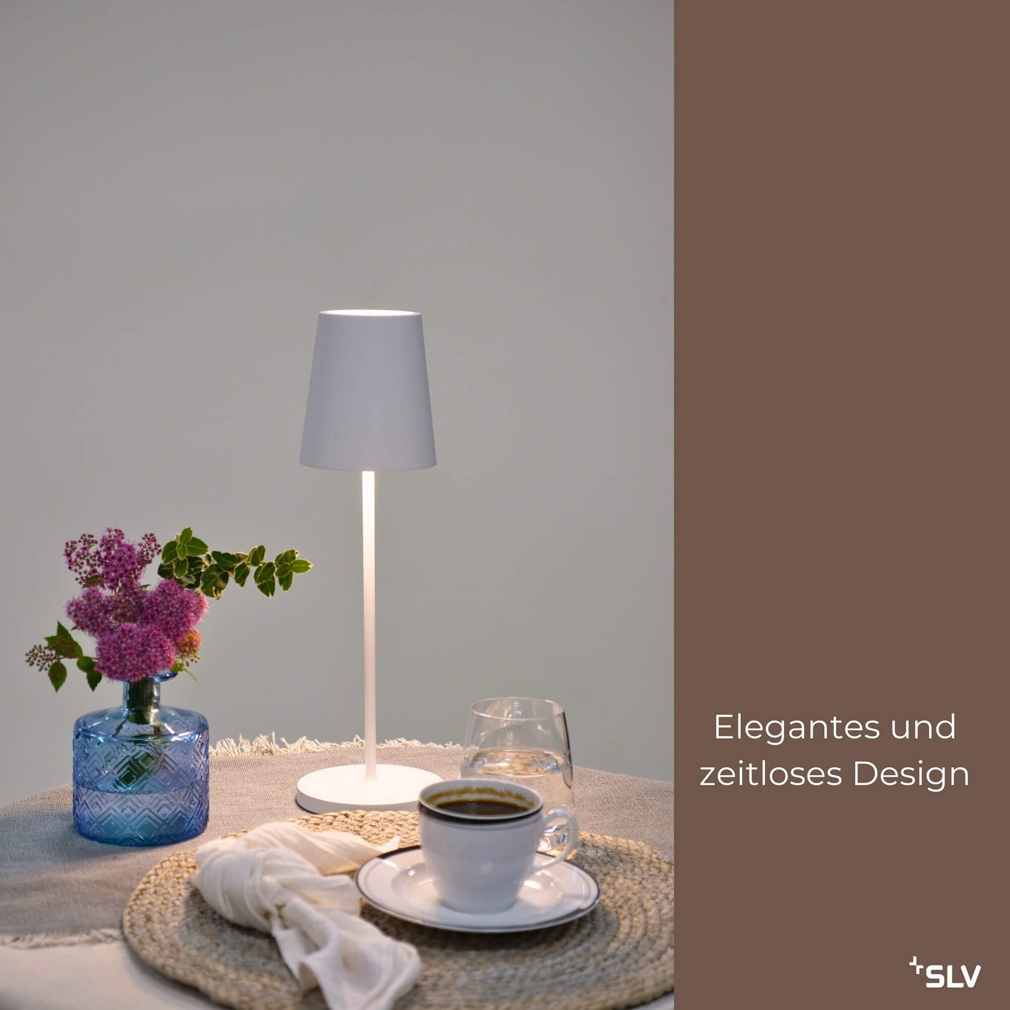 Outdoorlampe Vinolina Two Weiß auf gedecktem Tisch mit elegantem Design