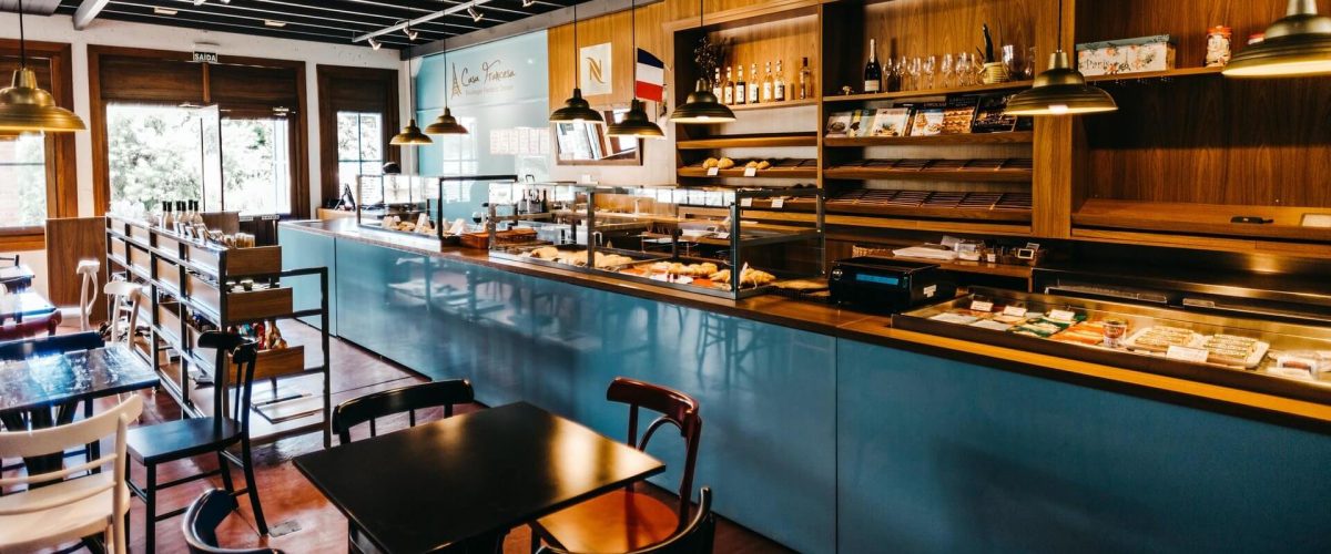 Bäckerei mit Tresen und Backwaren