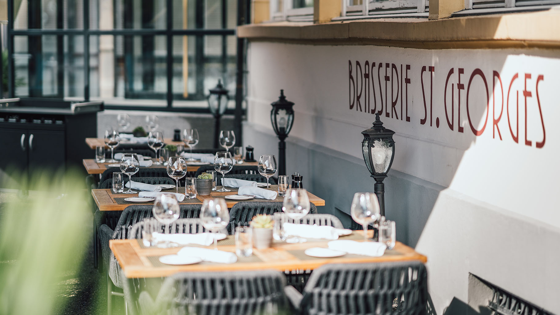 Gastraum der Brasserie St. Georges mit Gastronomieeinrichtung von Objekt-M