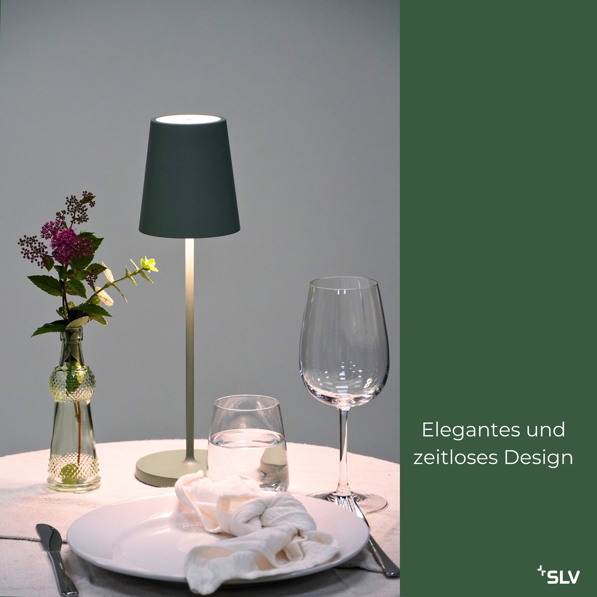 outdoorlampe Vinolina in Grün auf gedecktem Tisch mit Vase, Wasserglas und Weinglas, elegantes und zeitloses Design
