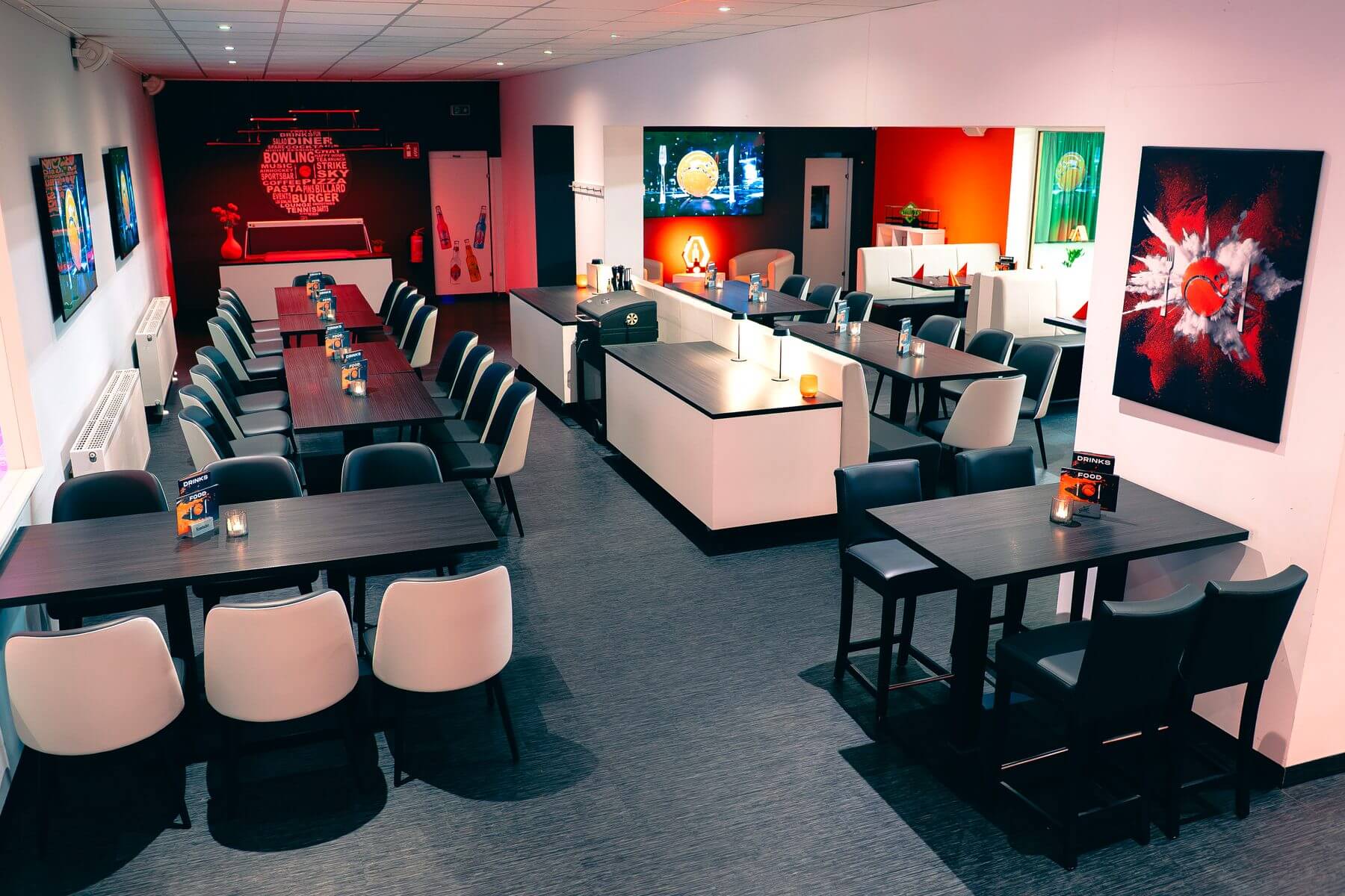 Übersicht des Gastraums der Players Lounge Finnentrop mit Theke, Sitzplätzen und TV-Bereich