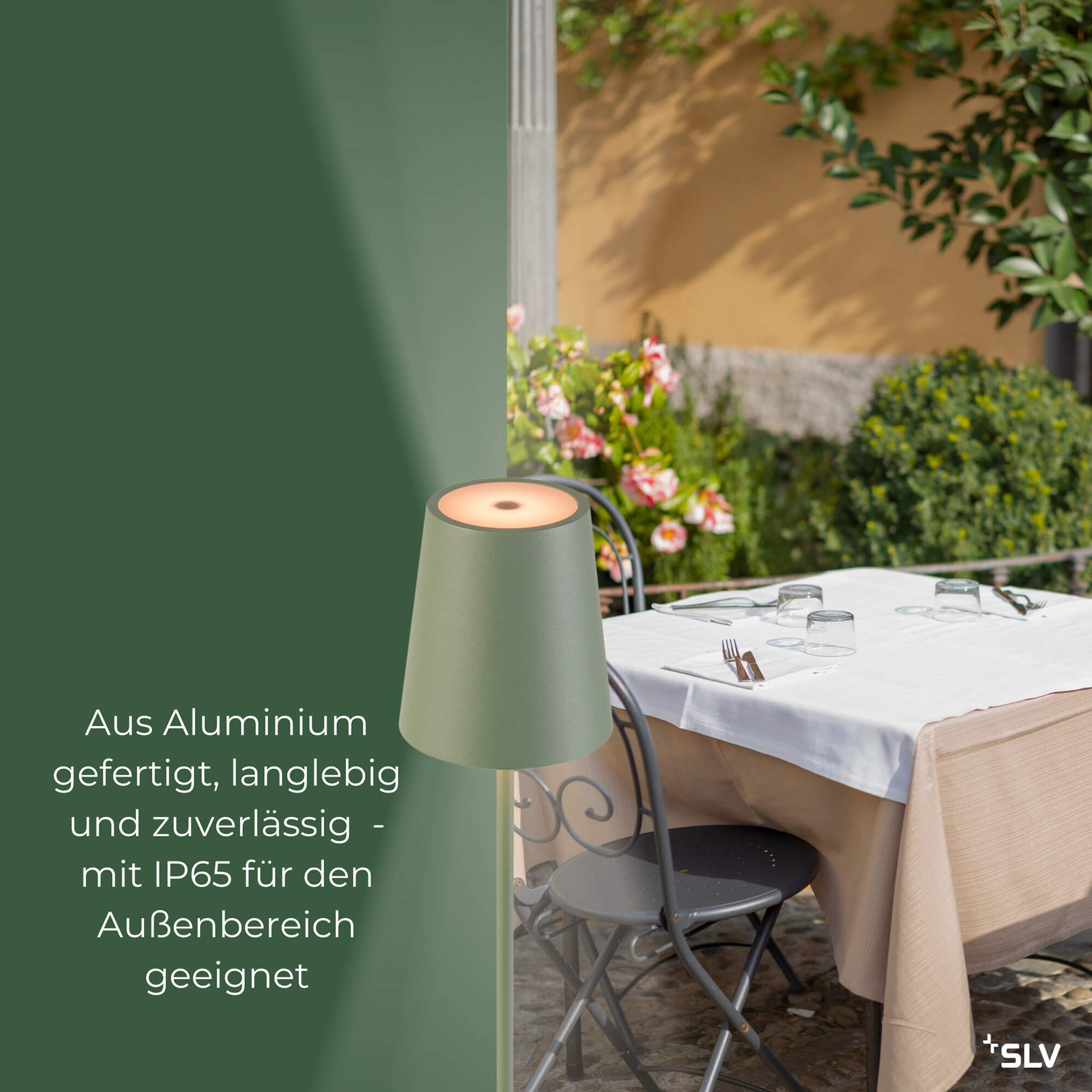 outdoorlampe Vinolina in Grün auf gedecktem Tisch im Außenbereich, aus Aluminium gefertigt und mit IP65 für Terrasse und Gastronomie geeignet