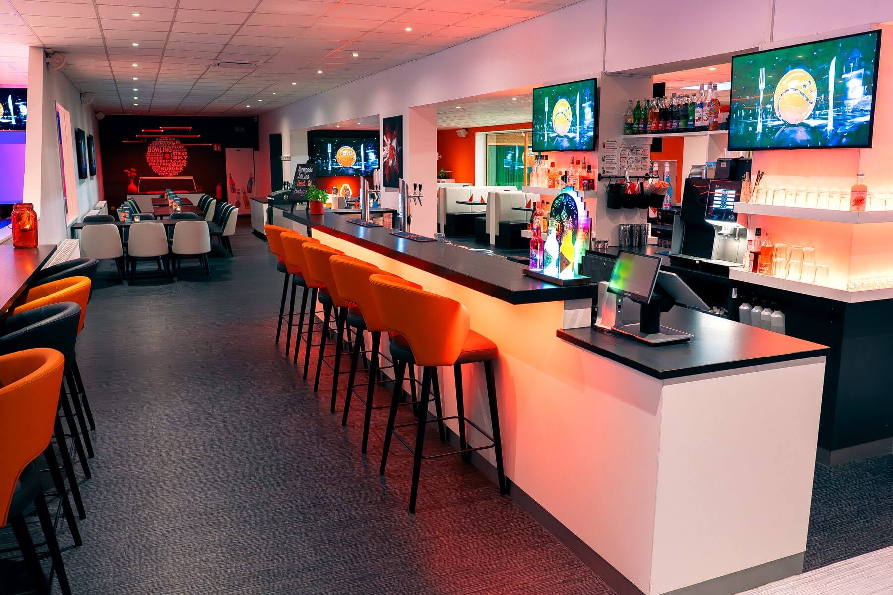 Barbereich mit Theke und Sitzplätzen in der Players Lounge Finnentrop