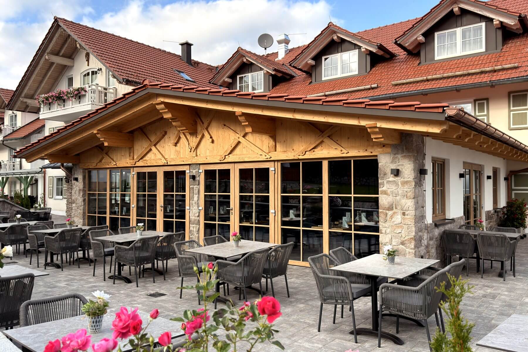Terrasse des Restaurant Pfeiffer im Hotel Jakl-Hof mit Outdoor-Möbeln und Holzfassade