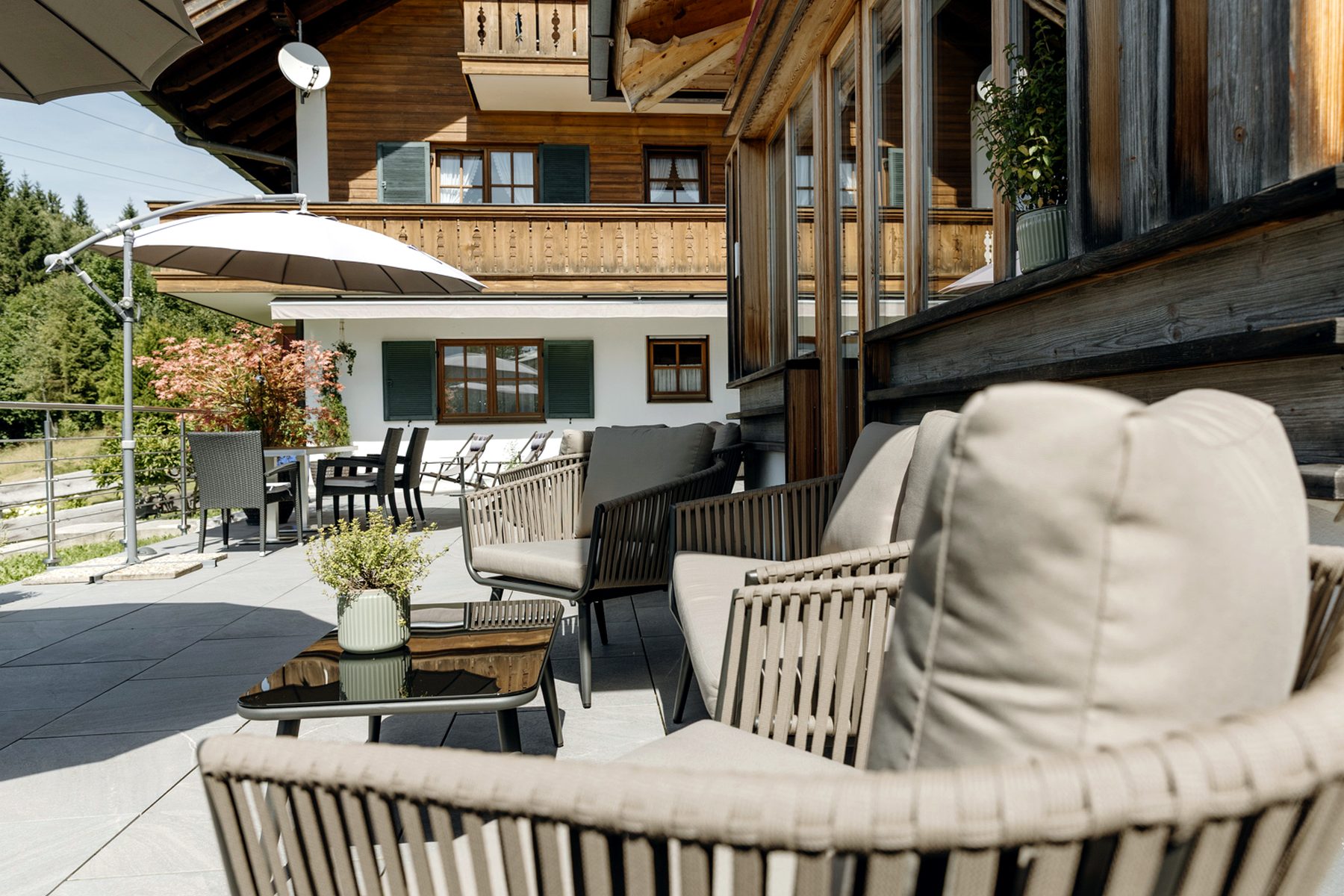 Detailaufnahme eines Outdoor-Sessels auf der Sonnenterrasse des Landhotels zum Bad