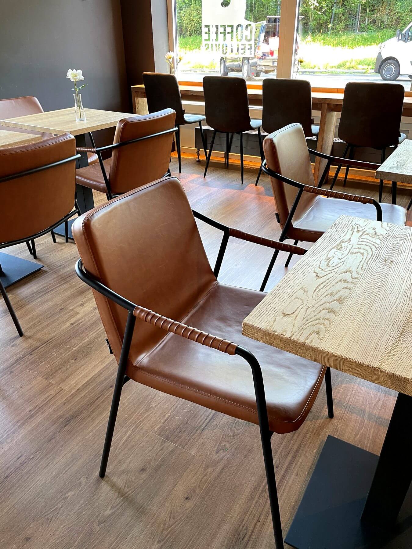 Marino Tischgestelle und braune Gastronomiestühle im Sitzbereich von Coffee Fellows Campus Suite