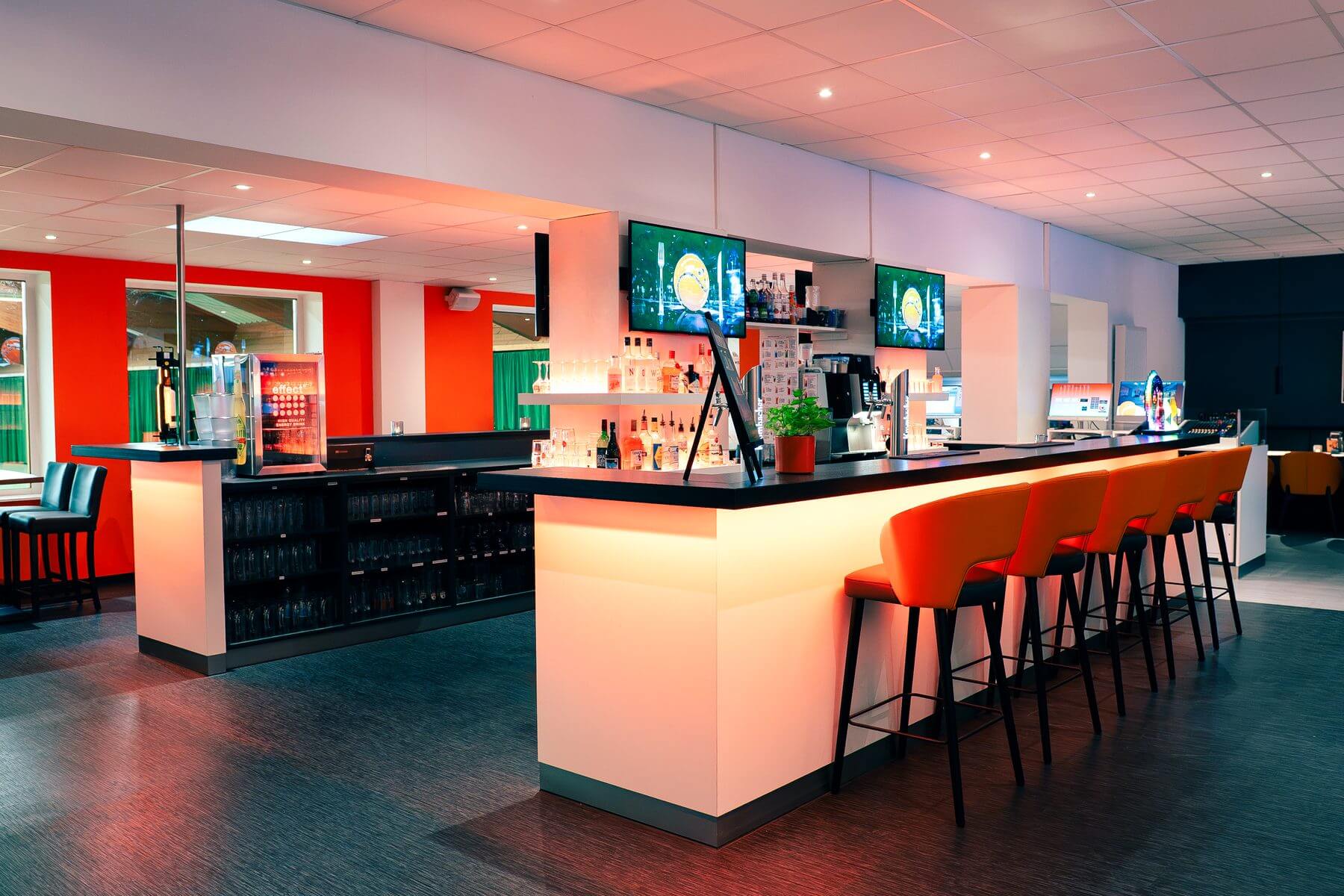 Thekenbereich der Players Lounge Finnentrop mit Barhockern und beleuchteter Bar