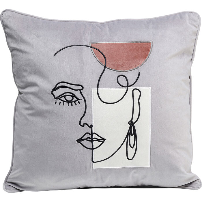 Kissen Mademoiselle 45x45 cm mit abstraktem Gesichtsmotiv in Schwarz auf grauem Stoff mit roséfarbenem Akzent