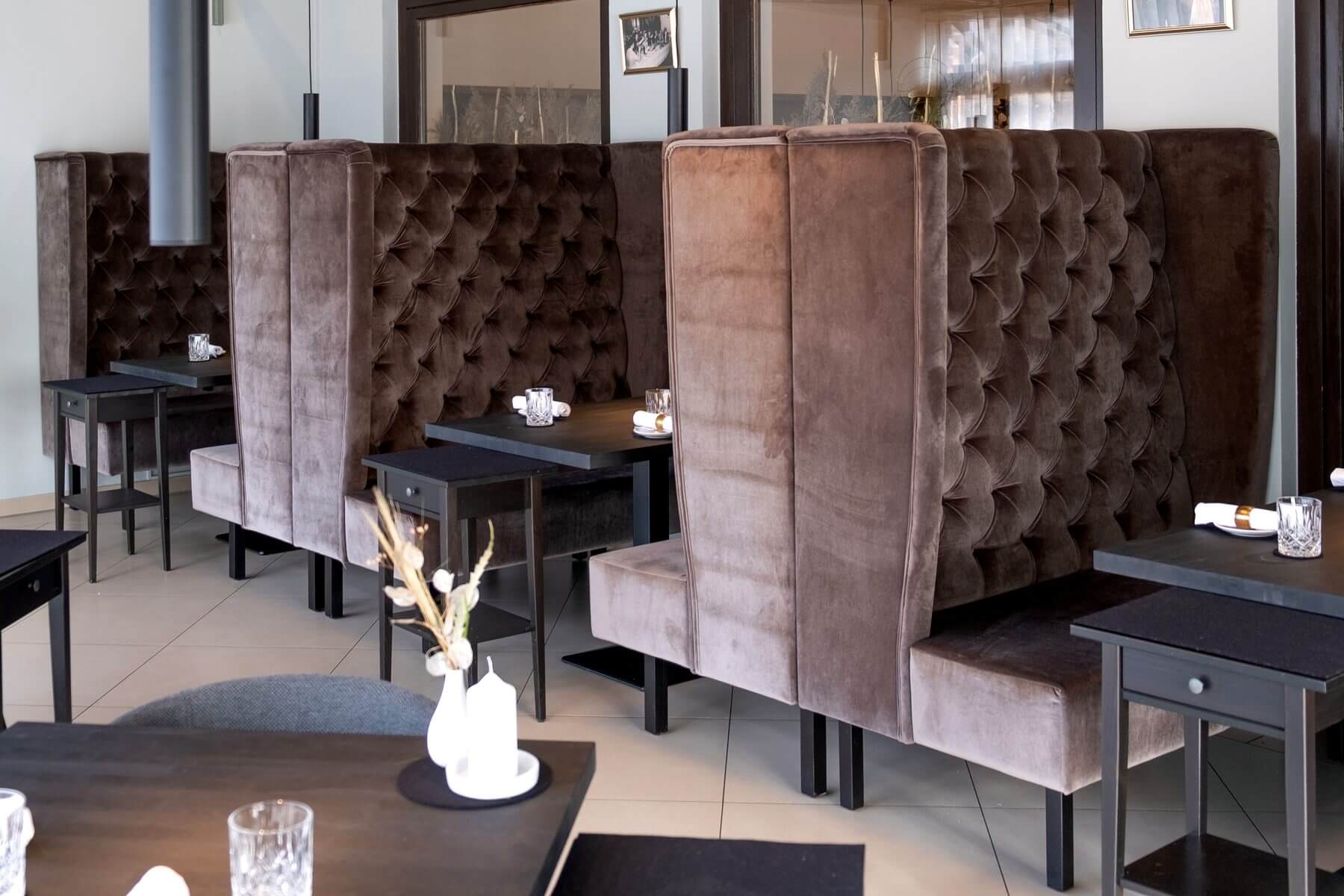 Hochbank-Sitzbereich im Restaurant von ERCK Bad Schönborn mit Polsterbänken und Tischen