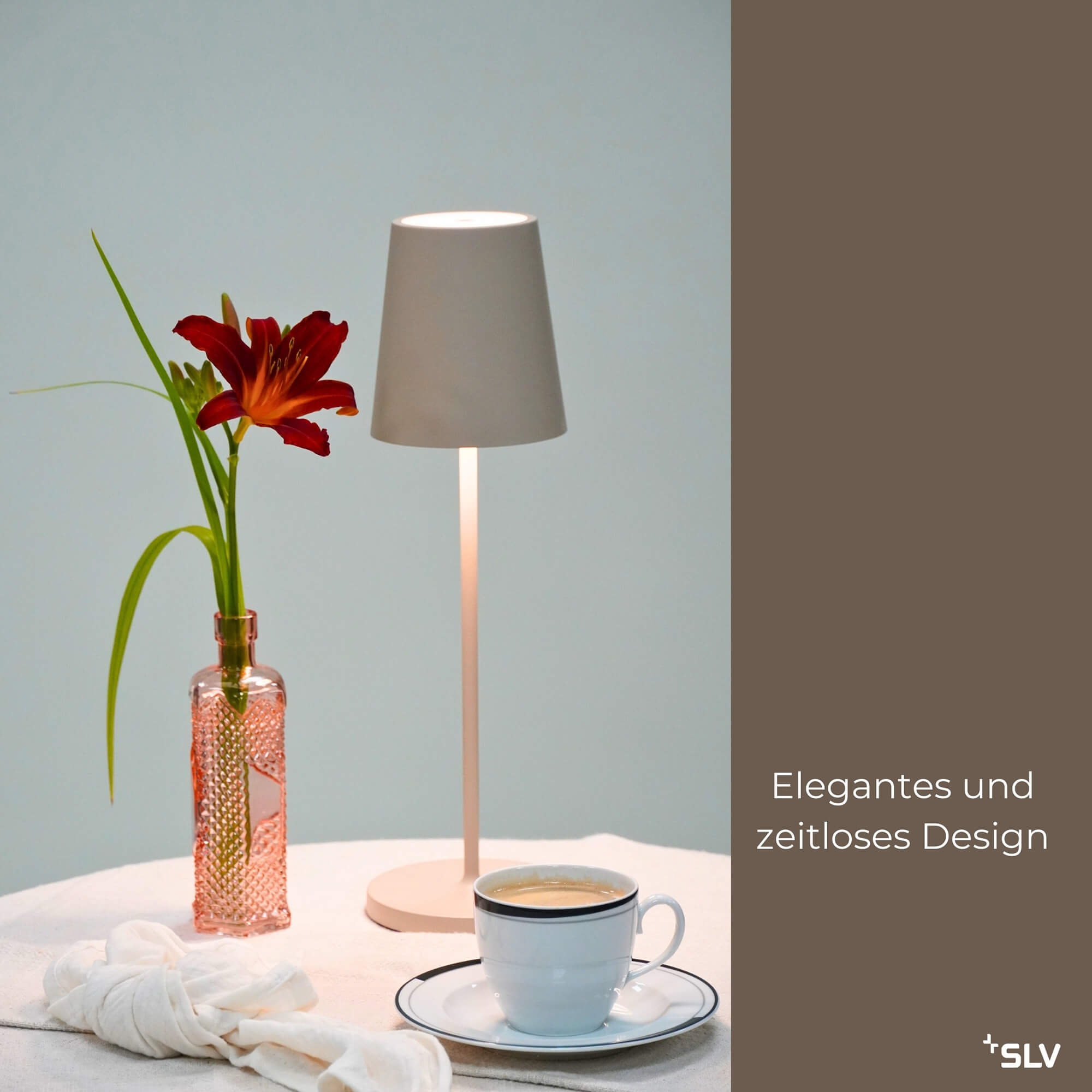 outdoorlampe Vinolina in Beige auf gedecktem Tisch mit Kaffeetasse und Blumenvase, elegantes und zeitloses Design