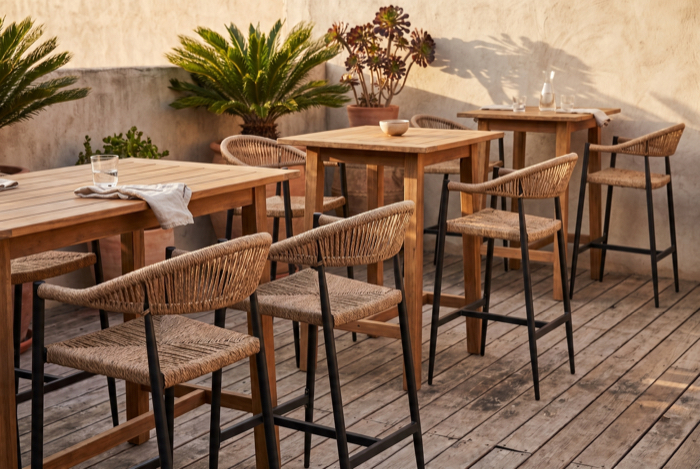 Outdoor-Barhocker an Hochtischen auf Terrasse