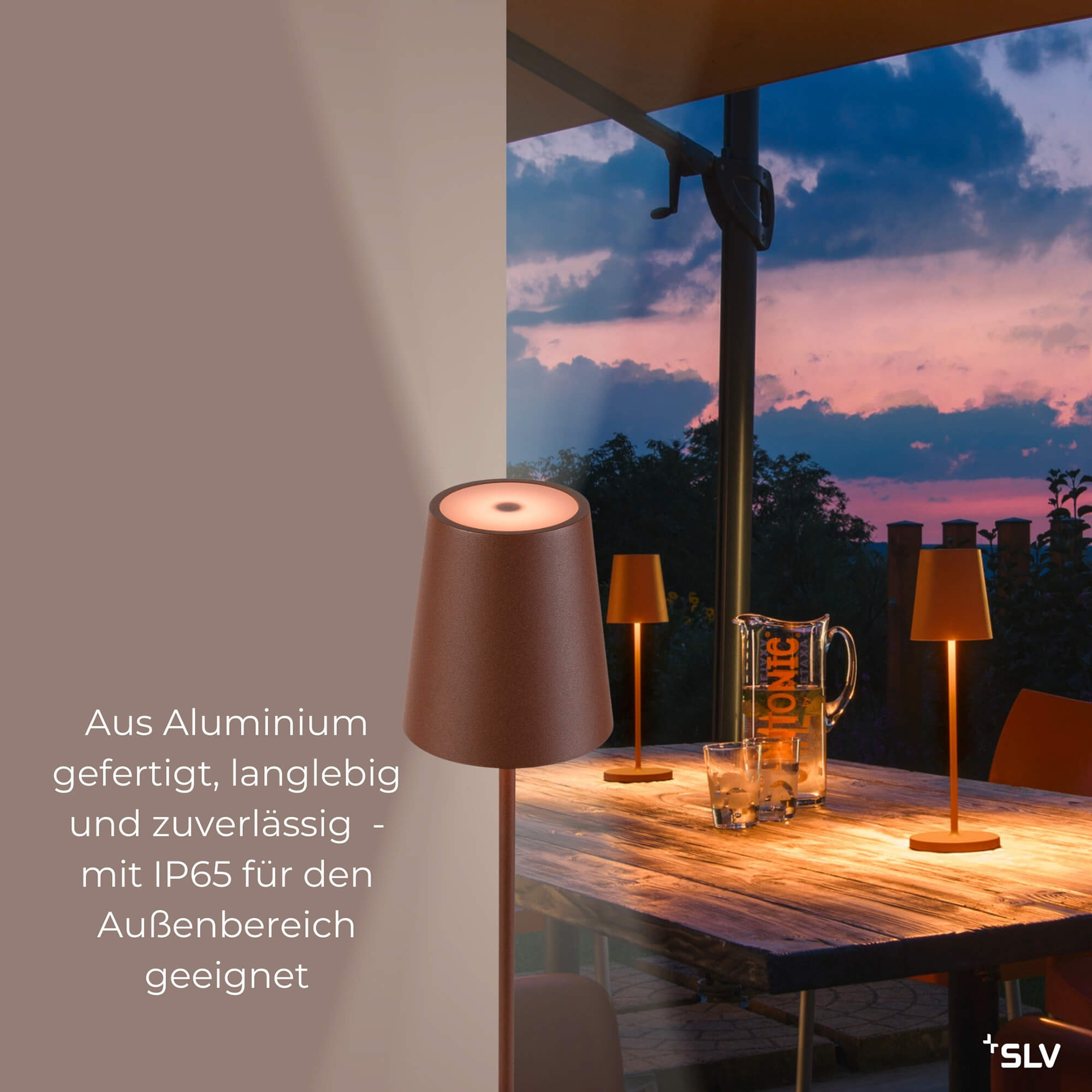 Outdoorlampe Vinolina Rost auf beleuchtetem Terrassentisch im Außenbereich