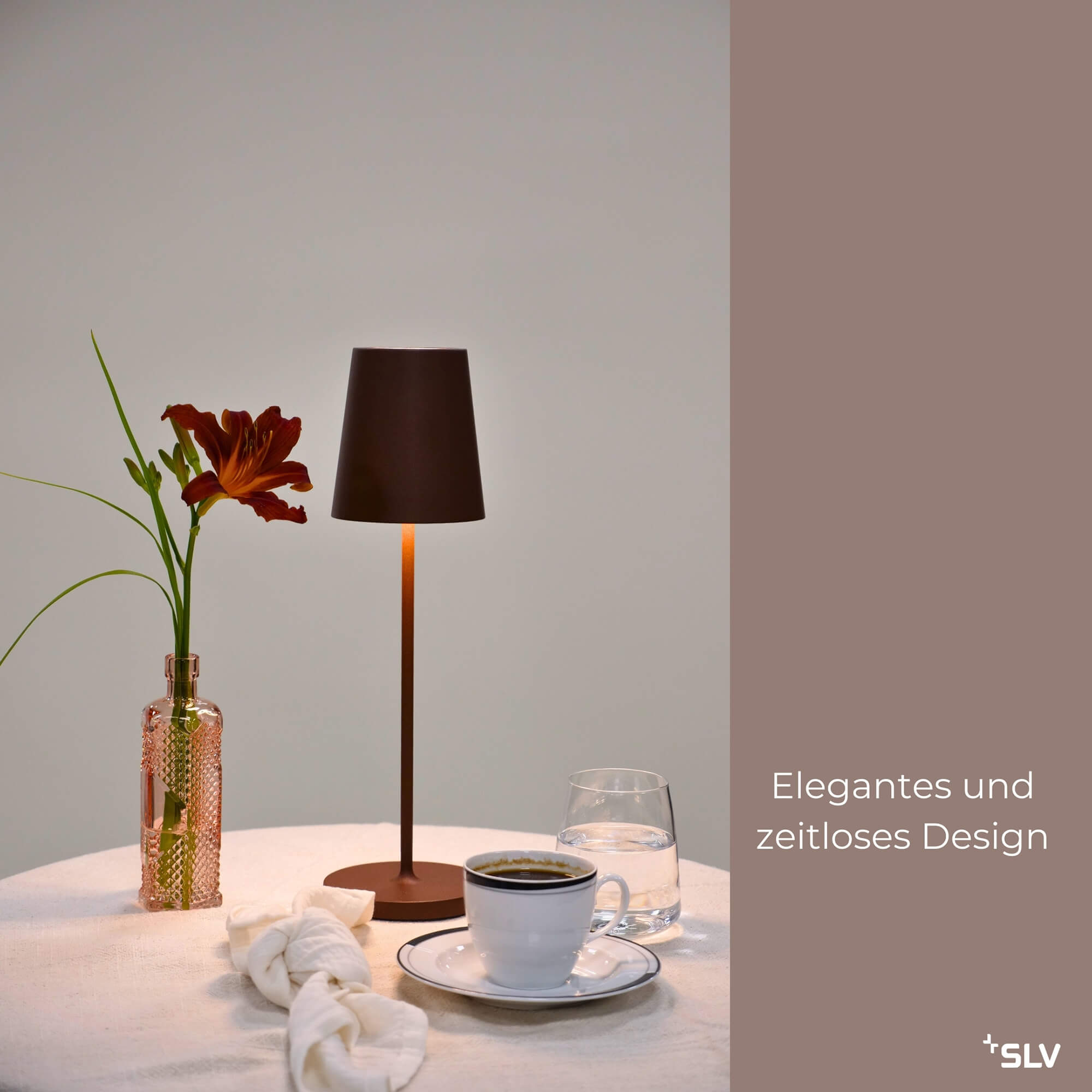 Outdoorlampe Vinolina Two Rost als stilvolle Tischleuchte neben Blumenvase und Kaffeegedeck