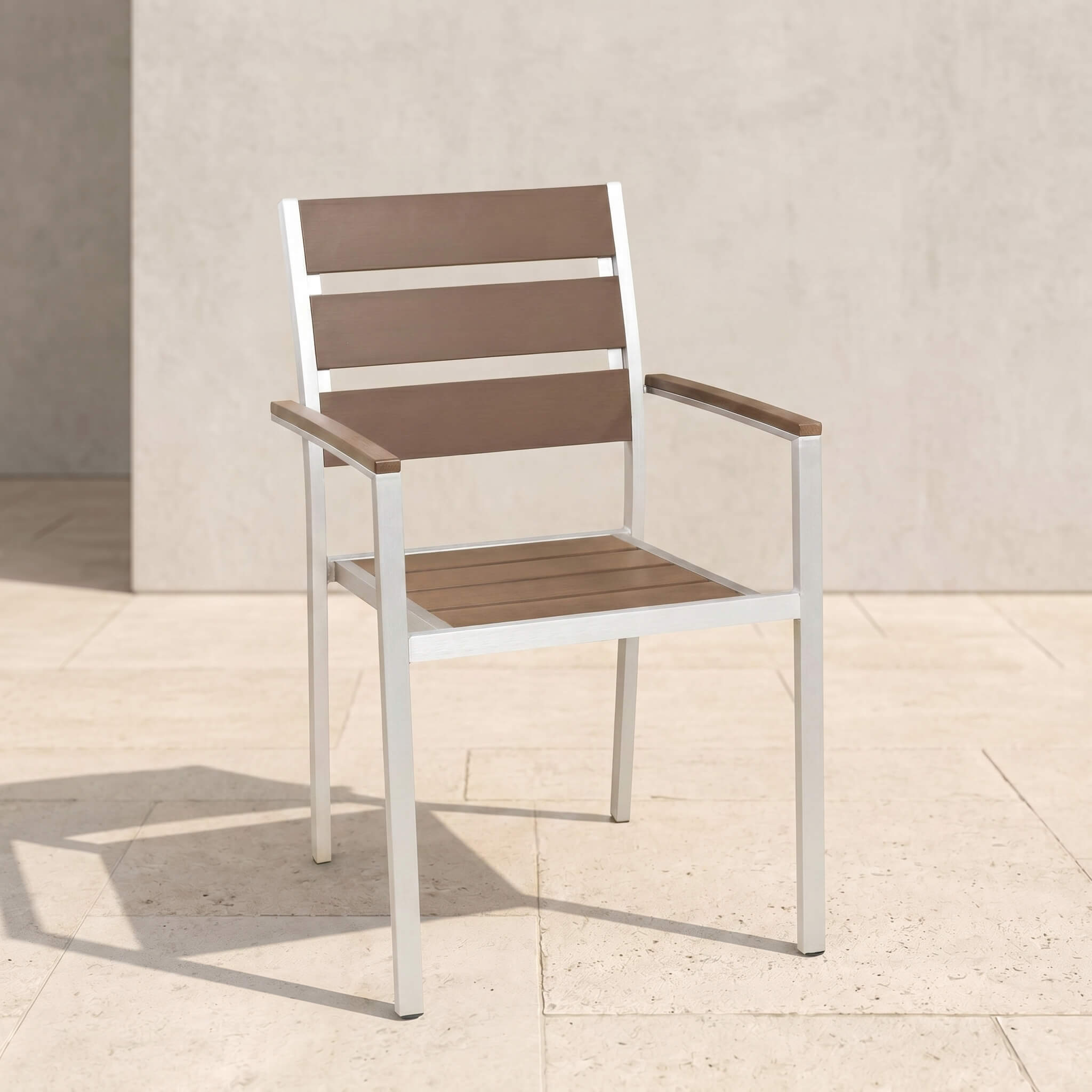 Stapelbarer Outdoorstuhl in Kastanie mit Armlehnen auf sonniger Terrasse