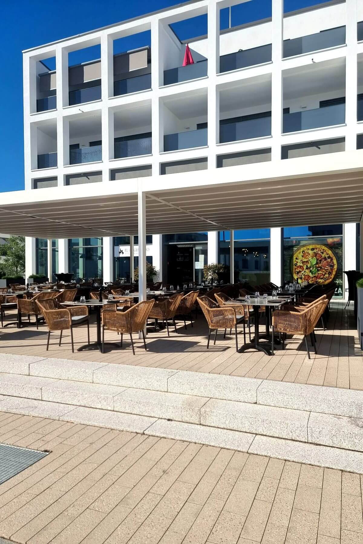 Außenansicht der Terrasse des El Argentino Steakhauses in Lauchringen mit Sitzplätzen vor dem Gebäude