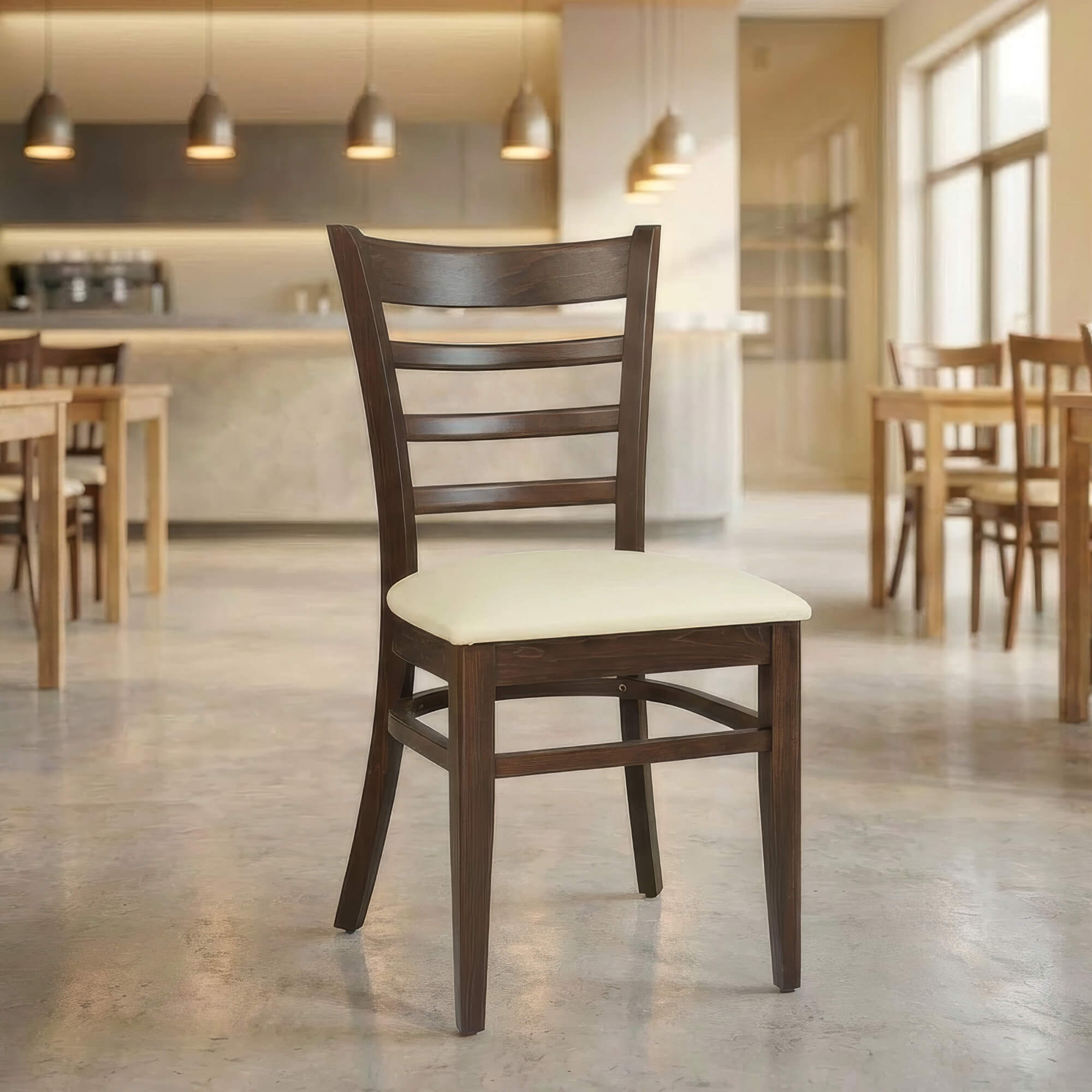 Gastronomie Holzstuhl Hera P aus dunklem Holz mit heller Sitzpolsterung in stilvollem Innenbereich