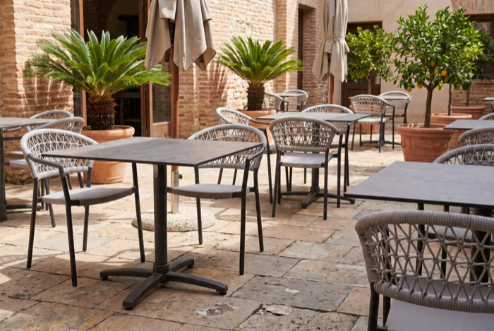 Outdoor-Tische mit Stühlen auf Terrasse
