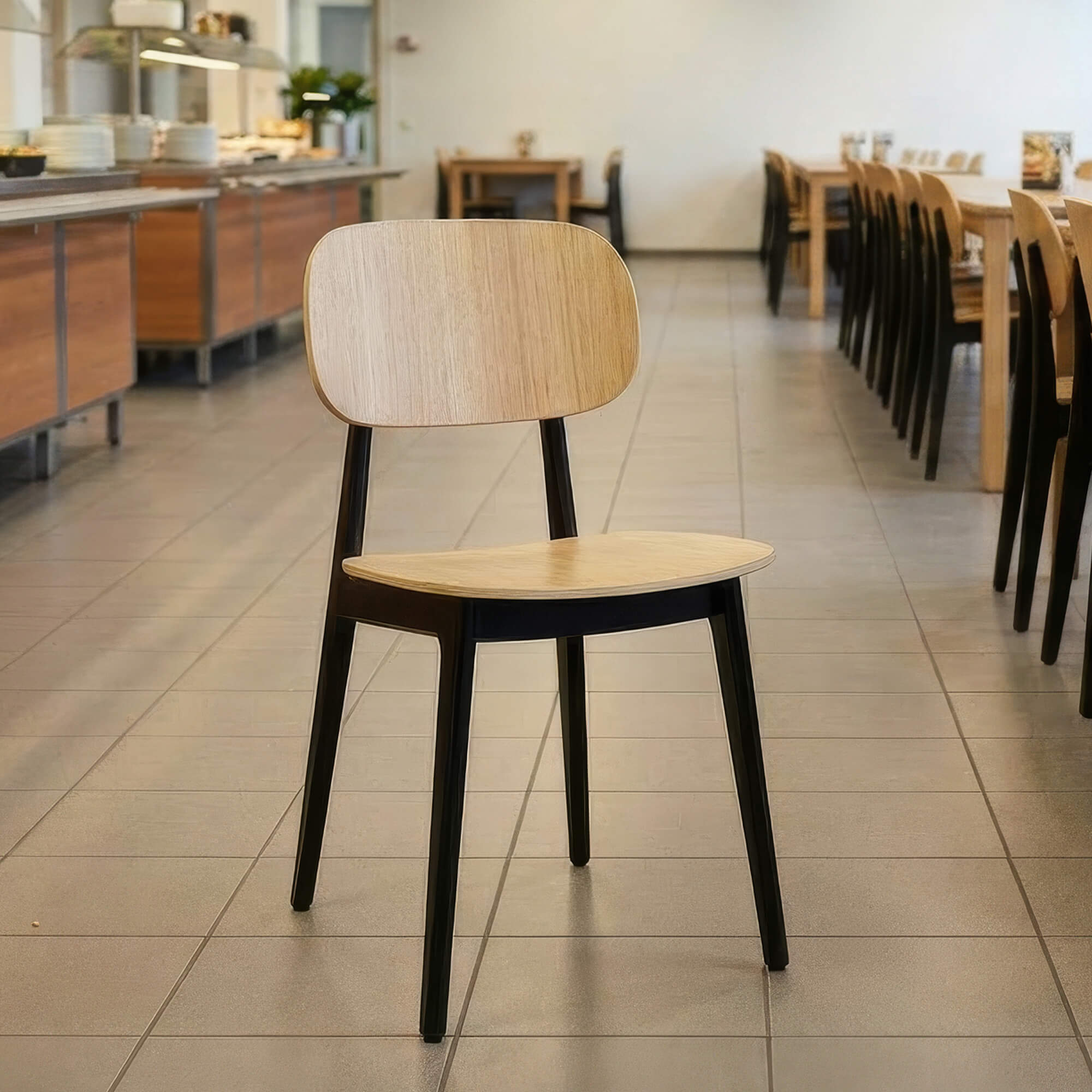 Gastronomiestuhl Holzstuhl Cunmpo H EB mit Holzsitz, Holzrücken und schwarzen Stuhlbeinen im Gastraum