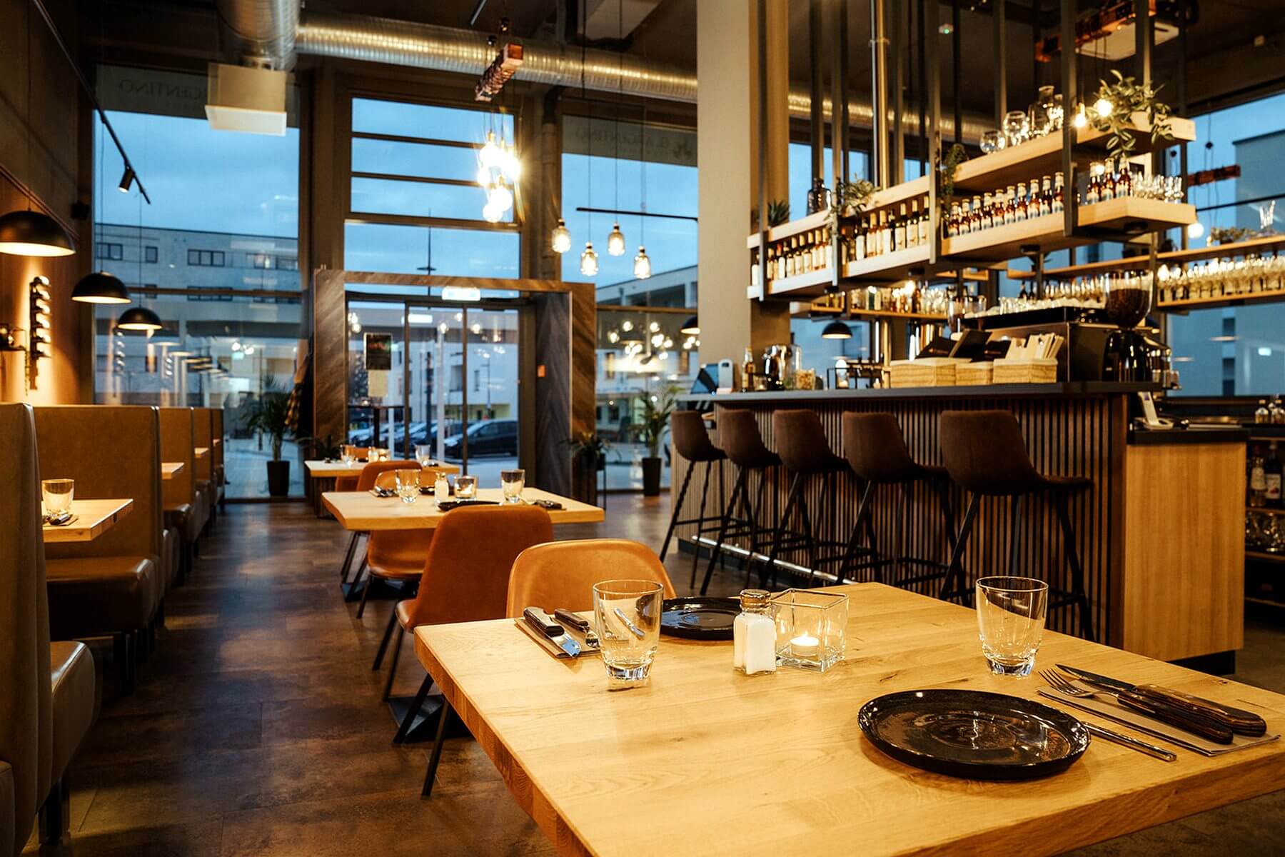 Bar- und Restaurantbereich im El Argentino Steakhaus Lauchringen mit gedeckten Tischen und warmem Licht