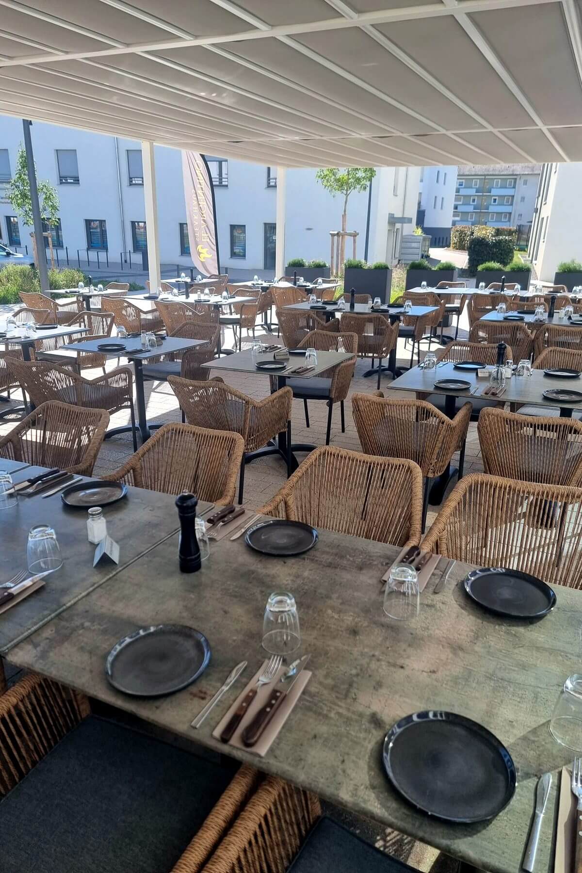 Tischgruppen auf der Terrasse des El Argentino Steakhauses in Lauchringen mit Outdoor-Sitzmöbeln