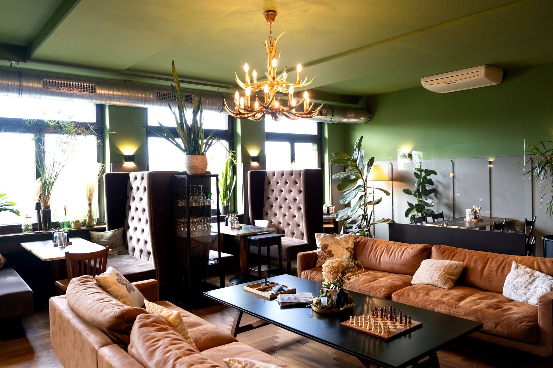 Lounge und Restaurantbereich bei ERCK Bad Schönborn mit Sofa, Kronleuchter und Banksystemen