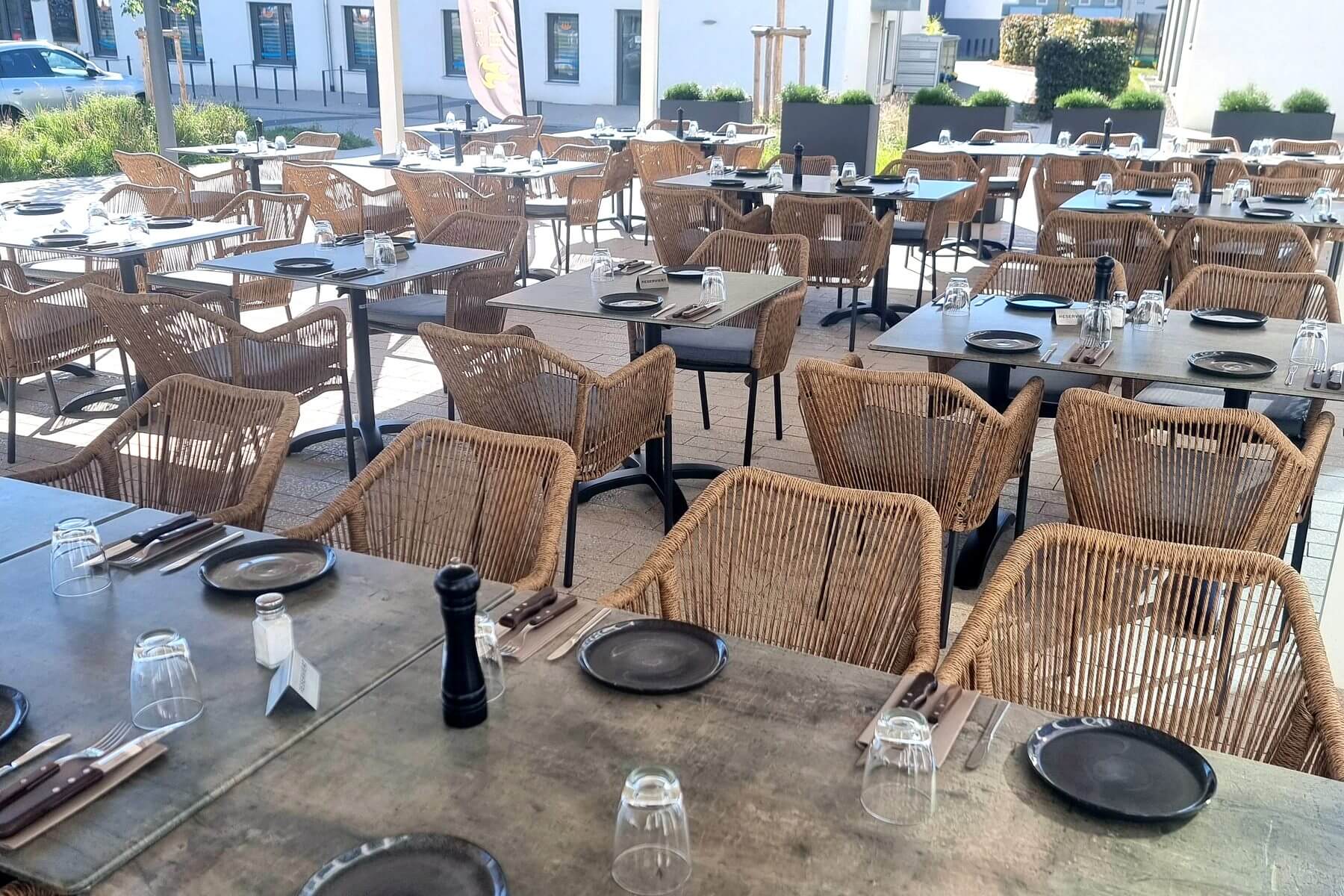 Gedeckte Terrasse im El Argentino Steakhaus Lauchringen mit Tischen und Outdoor-Sitzmöbeln