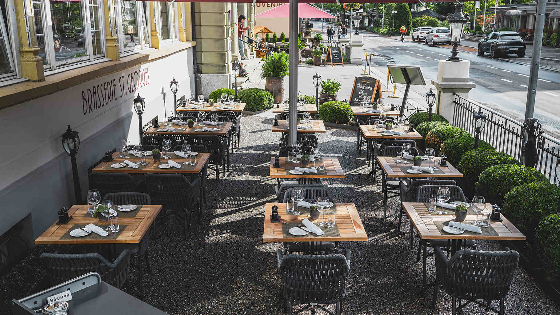 Einrichtung der Brasserie St. Georges mit Tischen und Sitzmöbeln von Objekt-M
