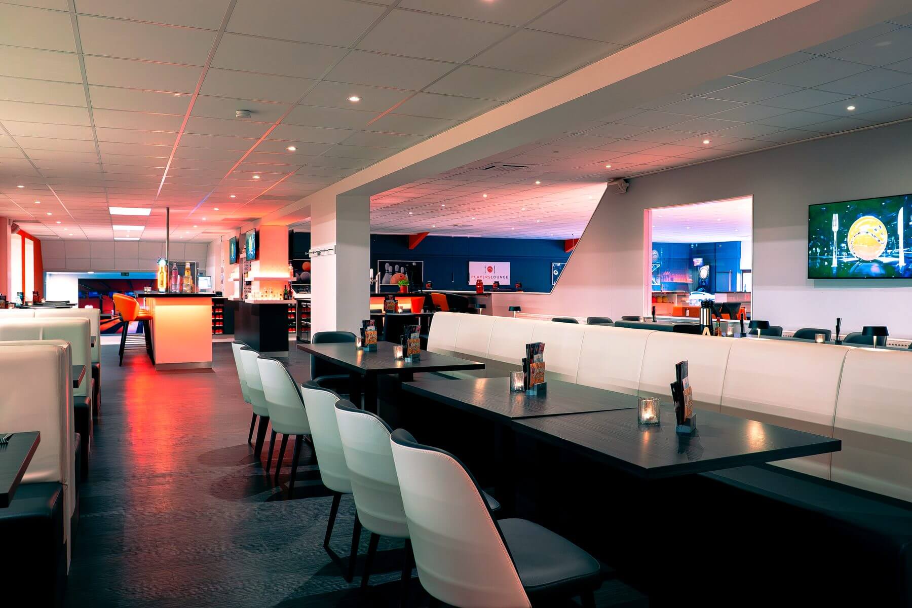 Gastraum der Players Lounge Finnentrop mit Thekenbereich, Tischgruppen und Sportsbar-Atmosphäre