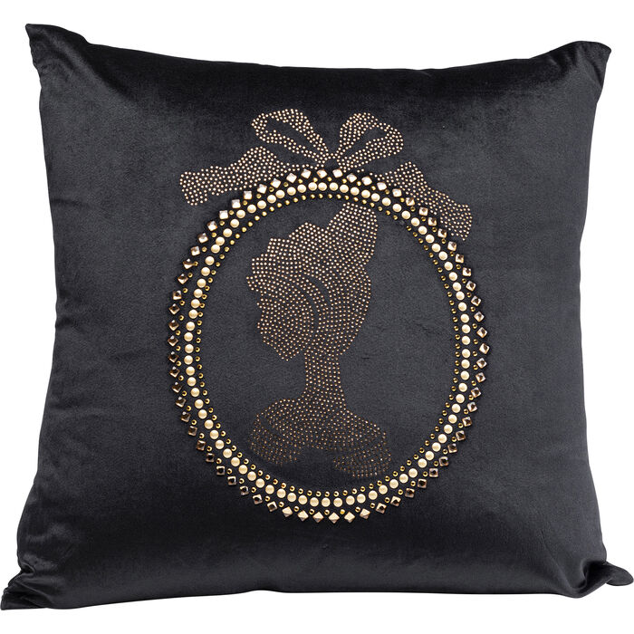 Kissen Diamond Medaillon 45x45 cm in Schwarz mit goldfarbenem Medaillon aus Ziersteinen, stilisierter Damen-Silhouette und Schleifendetail