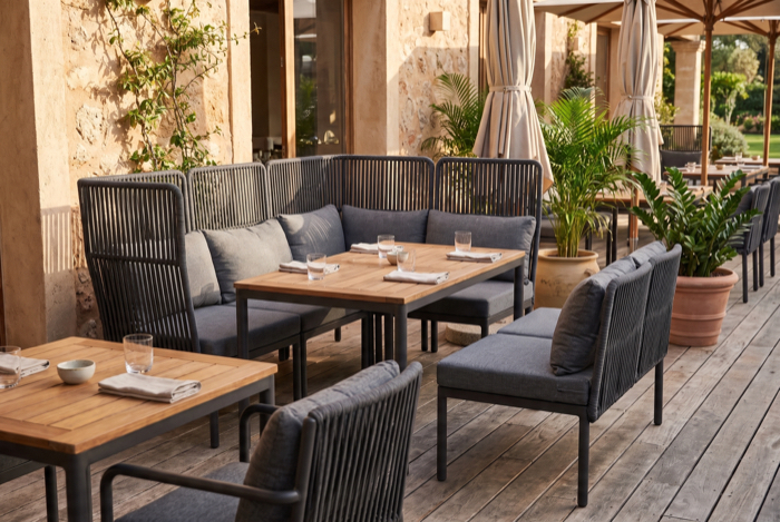 Outdoor-Bänke und Tische auf Restaurantterrasse
