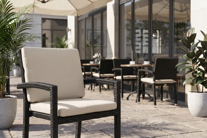 Outdoor-Sessel mit hellen Sitzkissen