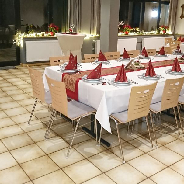 Konferenzstuhl Eruno-612 mit Sitzpolster, verchromtem Metallgestell, stapelbar an Bankett-Tafel