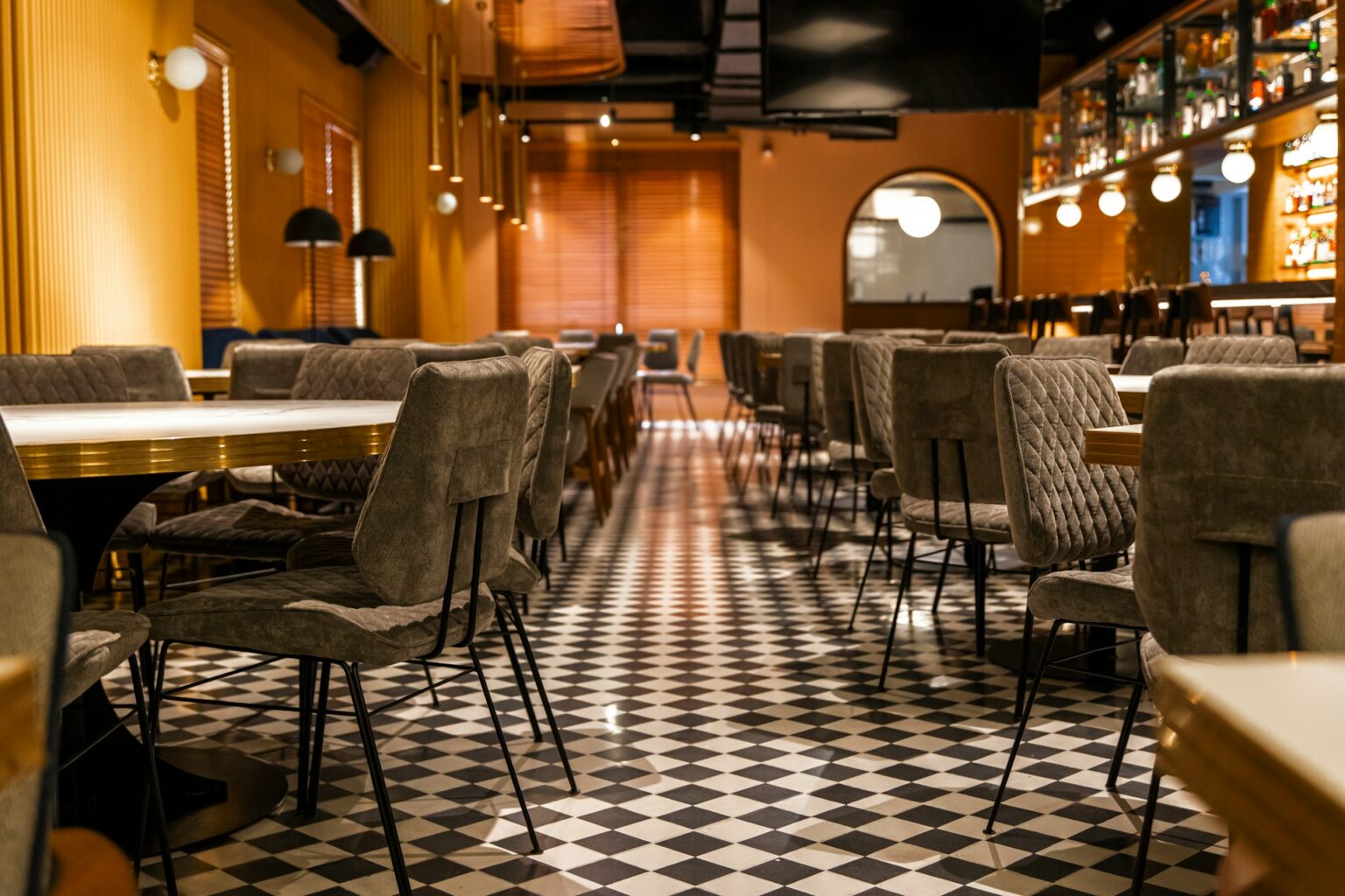 Bar mit Polsterstühlen und Tischen in einem gemütlichen Ambiente