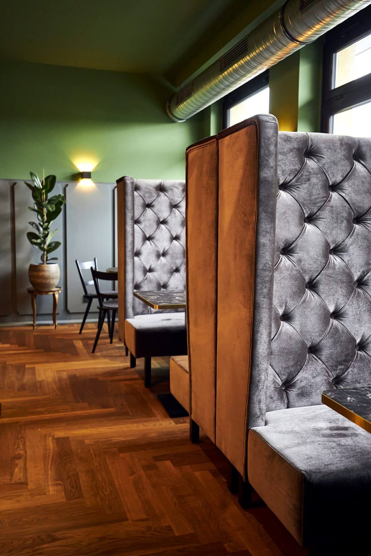 Detailansicht einer hohen Polsterbank im Gastronomiebereich bei ERCK Bad Schönborn