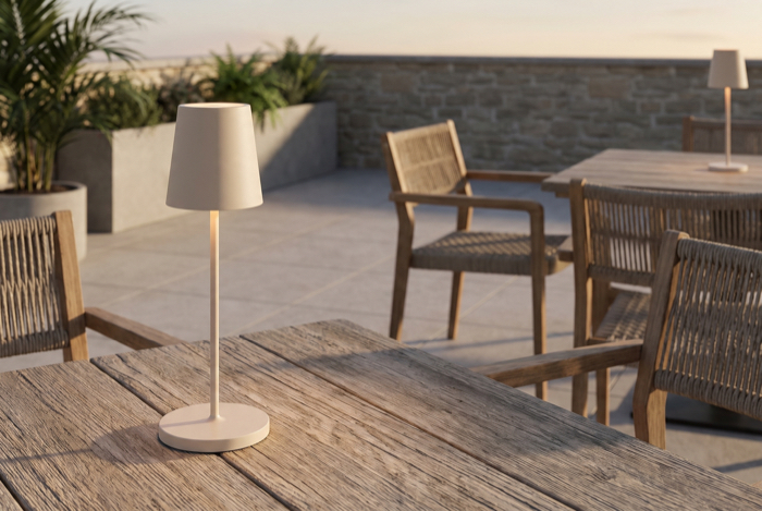 Tischlampe auf Outdoor-Tisch